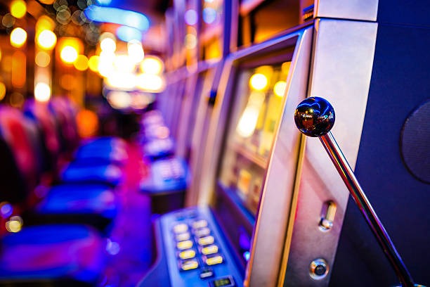 Reactoonz slot game interface on slotbom88 showing grid symbols and win cascades